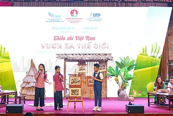 Thí sinh Liên đội Trường tiểu học Trưng Vương với màn thuyết trình được dàn dựng công phu về tranh dân gian Đông Hồ.