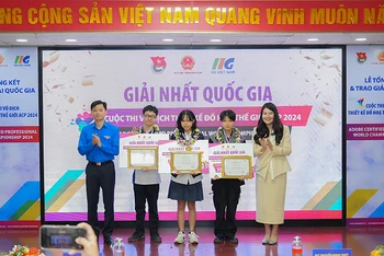 Ban tổ chức trao giải nhất của cuộc thi tặng các thí sinh xuất sắc. 