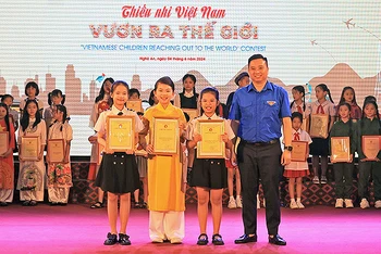 Phó Chủ tịch Hội đồng Đội Trung ương Lê Anh Quân trao giải nhất tặng các thành viên của đội Trường tiểu học Lê Mao (thành phố Vinh, tỉnh Nghệ An).