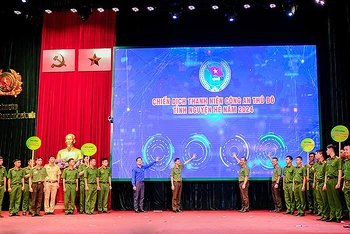 Đại điện Đoàn Thanh niên Công an Thành phố Hà Nội và các đơn vị liên quan thực hiện nghi lễ ra quân Chiến dịch.