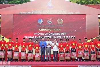 Đại diện Ban tổ chức chương trình trao quà tặng học viên Cơ sở cai nghiện ma túy Gia Minh (xã Gia Minh, huyện Thủy Nguyên, thành phố Hải Phòng).