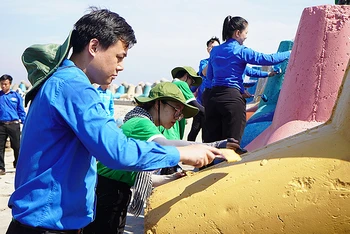 Các chiến sĩ tình nguyện "Kỳ nghỉ hồng" chung tay thực hiện công trình thanh niên "Tô điểm bờ kè" dưới ánh nắng đảo Phú Quý.