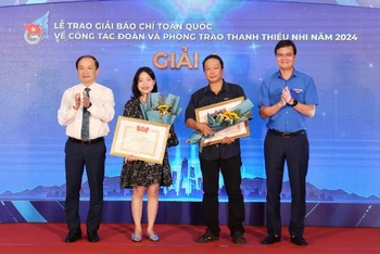 Các đồng chí Phạm Tất Thắng, Bùi Quang Huy (lần lượt ngoài cùng bên trái và phải) trao giải A tặng các đại diện nhóm tác giả Báo Nhân Dân. 