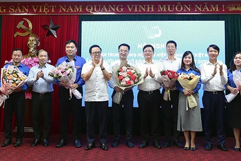 Đại diện Trung ương Đoàn, Trung ương Hội và các đơn vị liên quan tặng hoa chúc mừng các tân Ủy viên Ủy ban Trung ương Hội Liên hiệp Thanh niên Việt Nam. 3 tân Phó Chủ tịch Hội Nguyễn Tường Lâm, Trần Việt Hưng và Nguyễn Xuân Hiếu đứng lần lượt thứ 6, 4 và 8 từ phải sang. 