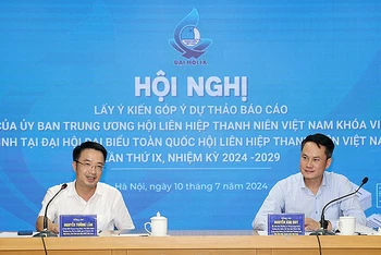 Các đồng chí chủ trì Hội nghị.