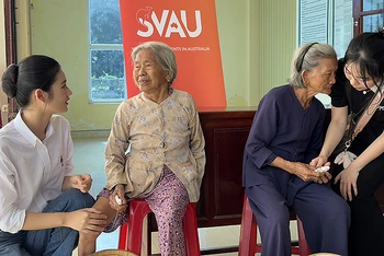 Hoa hậu Việt Nam Thế giới năm 2023 Huỳnh Trần Ý Nhi (áo trắng) và các tình nguyện viên thăm hỏi, chăm sóc sức khỏe người cao tuổi tại chương trình.