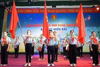 Các nghi thức truyền thống của Đội Thiếu niên Tiền phong Hồ Chí Minh tại buổi lễ.