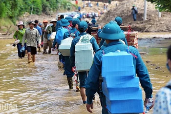 Các chiến sĩ trẻ lực lượng vũ trang mang theo nhu yếu phẩm, thuốc men hành quân đến các địa điểm chịu ảnh hưởng của thiên tai tại Mường Pồn những ngày qua.