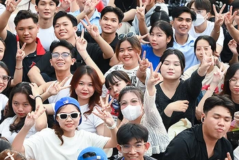 Tân sinh viên Trường Cao đẳng FPT Polytechnic Cần Thơ hào hứng tại chương trình nhạc hội.