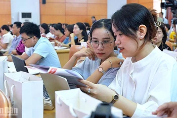 Các thầy, cô giáo tìm hiểu phương pháp giảng dạy Linearthinking tại chương trình,