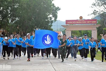 Lá cờ của Hội Sinh viên Việt Nam tung bay trong Giải chạy VUG Running trên đảo Thổ Châu.