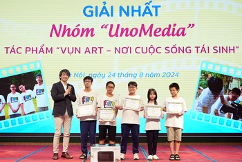 Các "nhà làm phim nhí" từ Trường trung học cơ sở Cầu Giấy (Hà Nội) nhận giải nhất của cuộc thi.