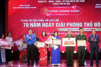 Bí thư Trung ương Đoàn, Chủ tịch Hội Sinh viên Việt Nam Nguyễn Minh Triết (hàng đầu, ngoài cùng bên trái) cùng đại diện Ban Tổ chức Cuộc thi trao giải nhất tặng các thành viên đội "Tôi yêu Hà Nội".