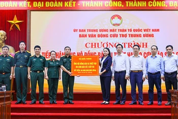 Đồng chí Nguyễn Thị Thu Hà (thứ 5 từ phải sang) tiếp nhận ủng hộ từ đoàn đại biểu Bộ Quốc phòng. 