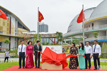 Đại diện lãnh đạo Trung ương Đoàn, thành phố Hà Nội và các đơn vị liên quan thực hiện nghi lễ gắn biển công trình Cung Thiếu nhi Hà Nội.