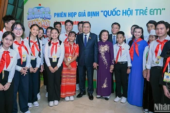 Chủ tịch Quốc hội Trần Thanh Mẫn và nguyên Phó Chủ tịch nước Trương Mỹ Hoa cùng các đại biểu dự Phiên họp giả định "Quốc hội trẻ em" lần thứ 2. Trong số này, có nhiều em là người dân tộc thiểu số.