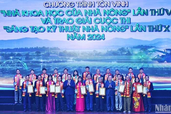 Các đồng chí Nguyễn Trọng Nghĩa, Lương Quốc Đoàn (hàng đầu, lần lượt thứ 5 và 9 từ trái sang) trao danh hiệu "Nhà khoa học của nhà nông" năm 2024 tặng các cá nhân tiêu biểu tại chương trình.