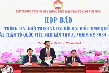 Phó Chủ tịch Ủy ban Trung ương Mặt trận Tổ quốc Việt Nam Nguyễn Hữu Dũng phát biểu ý kiến tại buổi họp báo.