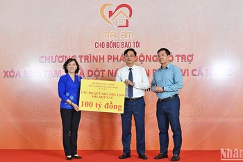 Các cơ quan, tổ chức, cá nhân, nhà hảo tâm trong và ngoài nước trao kinh phí ủng hộ trước chương trình.