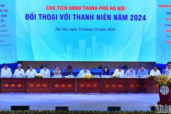 Chủ tịch Ủy ban nhân dân thành phố Hà Nội Trần Sỹ Thanh (người ngồi giữa) và đại diện các ban, sở, ngành, đoàn thể của Thủ đô đối thoại với thanh niên.