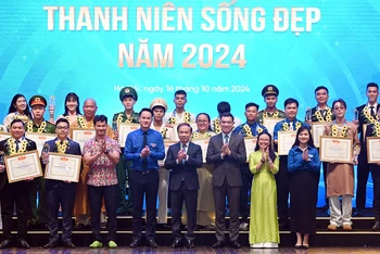 Đại diện Ban tổ chức và các đơn vị liên quan trao giải thưởng "Thanh niên sống đẹp" năm 2024 tặng các cá nhân tiêu biểu.