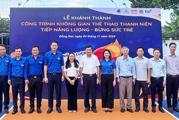 Các đại biểu dự lễ khánh thành công trình "Không gian thể thao thanh niên - Tiếp năng lượng, bừng sức trẻ” tại huyện Trảng Bom (tỉnh Đồng Nai). 