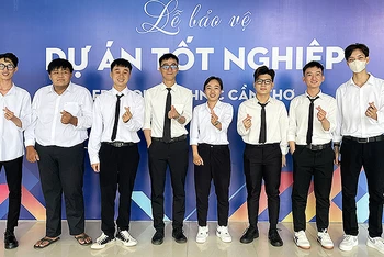 Nhiều người có thể nhầm lẫn khi gặp thầy giáo Phan Văn Tính (thứ 4 từ trái sang) cùng học trò bởi khoảng cách độ tuổi.