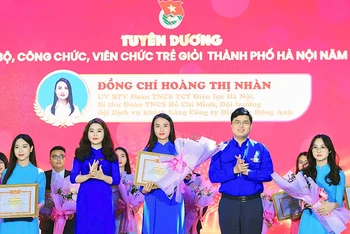 Đại diện Trung ương Đoàn và Thành đoàn Hà Nội trao Bằng khen tặng các cán bộ, công chức, viên chức trẻ giỏi của Thủ đô năm 2024.