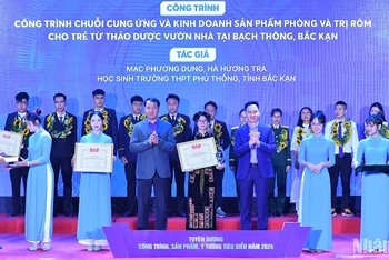 Bí thư Trung ương Đoàn Ngô Văn Cương (trên bục, bên trái) và đại diện các đơn vị liên quan trao Bằng khen tặng những cá nhân tiêu biểu tại Liên hoan.