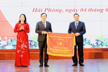 Phó Chủ tịch nước Võ Thị Ánh Xuân, Phó Chủ tịch Hội đồng Thi đua Khen thưởng Trung ương trao cờ Đơn vị dẫn đầu phong trào thi đua yêu nước năm 2021 tặng thành phố Hải Phòng. 