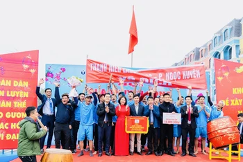 Lãnh đạo quận Đồ Sơn trao giải Nhất tặng đội đua thuyền phường Ngọc Xuyên.