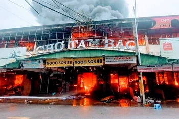 Chợ Tam Bạc (chợ Đổ) tại Hải Phòng đang cháy dữ dội.