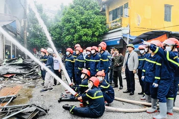 Lãnh đạo thành phố Hải Phòng cùng lãnh đạo quận Hồng Bàng có mặt tại hiện trường, trực tiếp chỉ đạo việc cứu chữa, cứu nạn, di chuyển tài sản giúp các hộ kinh doanh ở chợ Tam Bạc.