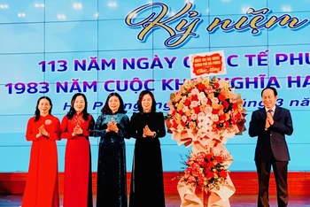 Đồng chí Lê Tiến Châu, Ủy viên Trung ương Đảng, Bí thư Thành ủy Hải Phòng tặng hoa Hội Liên hiệp Phụ nữ Hải Phòng.