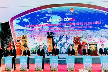 Phó Thủ tướng Trần Lưu Quang cùng lãnh đạo Bộ Xây dựng và thành phố Hải Phòng nhấn nút phát lệnh khởi công Dự án nhà ở xã hội tại Hải Phòng.