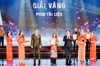 Bí thư Trung ương Đảng, Trưởng Ban Tuyên giáo Trung ương Nguyễn Trọng Nghĩa và Tổng Giám đốc Đài Truyền hình Việt Nam Lê Ngọc Quang trao giải Vàng tặng các tác giả.