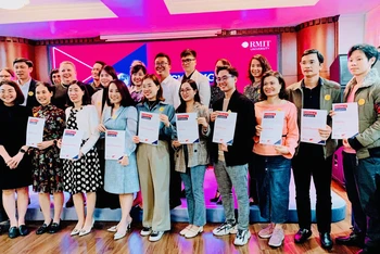 Các học viên hoàn thành khóa đào tạo thí điểm đầu tiên của Đại học RMIT tại Hải Phòng.