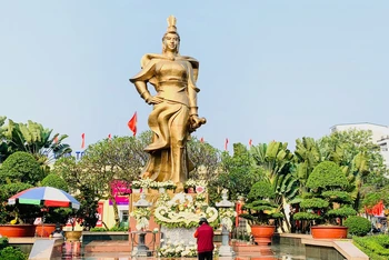 Tượng đài Nữ tướng Lê Chân, một công trình điêu khắc mỹ thuật hoành tráng tại trung tâm thành phố Hải Phòng.