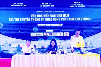 Các đại biểu chủ trì hội thảo “Văn hóa biển đảo Việt Nam - Giá trị truyền thống và khát vọng phát triển bền vững".