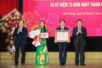 Giám đốc Học viện Chính trị quốc gia Hồ Chí Minh Nguyễn Xuân Thắng và Bí thư Thành ủy Hải Phòng Lê Tiến Châu trao Bằng công nhận Trường Chính trị Tô Hiệu đạt chuẩn mức 1.