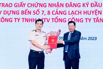 Trưởng Ban Quản lý Khu Kinh tế Hải Phòng trao giấy chứng nhận đầu tư Bến số 7, số 8 Khu bến cảng Lạch Huyện cho Tổng Công ty Tân cảng Sài Gòn.