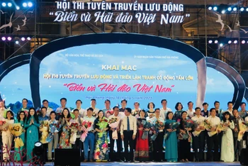Lãnh đạo Bộ Văn hóa-Thể thao và Du lịch cùng lãnh đạo thành phố Hải Phòng trao hoa tặng đại diện các đội tham gia Hội thi.