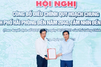 Thứ trưởng Xây dựng Nguyễn Tường Văn trao Quyết định điều chỉnh quy hoạch chung thành phố cho lãnh đạo Ủy ban nhân dân thành phố Hải Phòng.