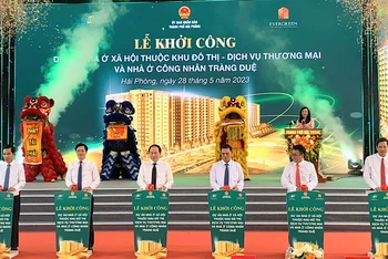 Lãnh đạo thành phố Hải Phòng và Công ty cổ phần khu công nghiệp Sài Gòn-Hải Phòng nhấn nút khởi công dự án nhà ở xã hội.