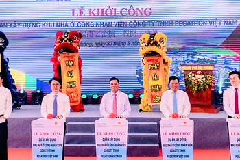 Lãnh đạo thành phố Hải Phòng và Công ty trách nhiệm hữu hạn Pegatron Việt Nam nhấn nút khởi công dự án xây dựng nhà ở cho công nhân.