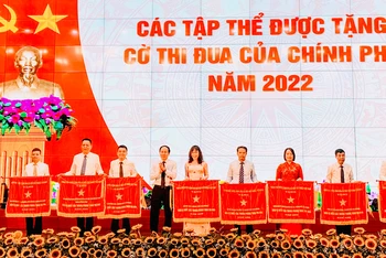 Trao cờ thi đua của Chính phủ tặng 9 tập thể có thành tích xuất sắc năm 2022.