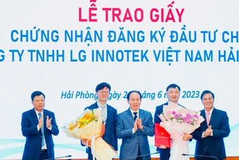 Lãnh đạo thành phố Hải Phòng trao Giấy chứng nhận đầu tư cho Công ty LG Innotek Việt Nam Hải Phòng.