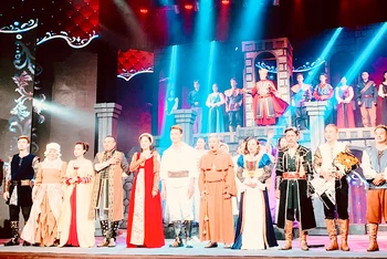 Các nghệ sĩ trình diễn vở "Romeo và Juliet" tại Nhà hát thành phố Hải Phòng.