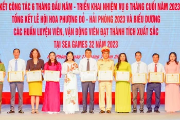 Trao Bằng khen của Chủ tịch Ủy ban nhân dân thành phố Hải Phòng tặng các tập thể có thành tích xuất sắc trong thành công của Lễ hội Hoa phượng đỏ 2023.