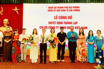 Lãnh đạo Đảng ủy Khu Kinh tế Hải Phòng trao quyết định thành lập và chủ doanh nghiệp tặng hoa chúc mừng Chi bộ Đảng Công ty trách nhiệm hữu hạn Horn Việt Nam.